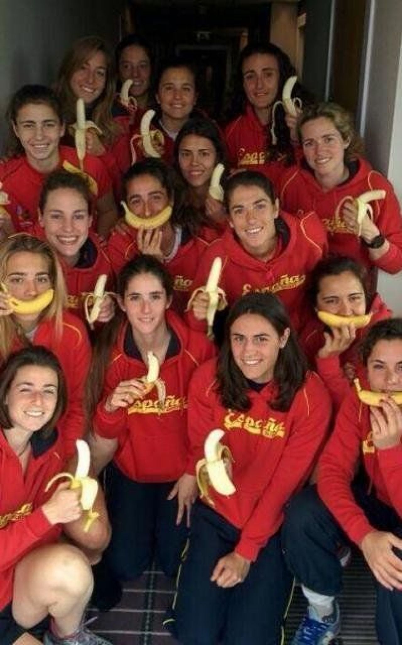 FOTO Campanie FARA PRECEDENT de sustinere pentru Dani Alves! Reactii pe toata planeta dupa atacul cu banane!_20