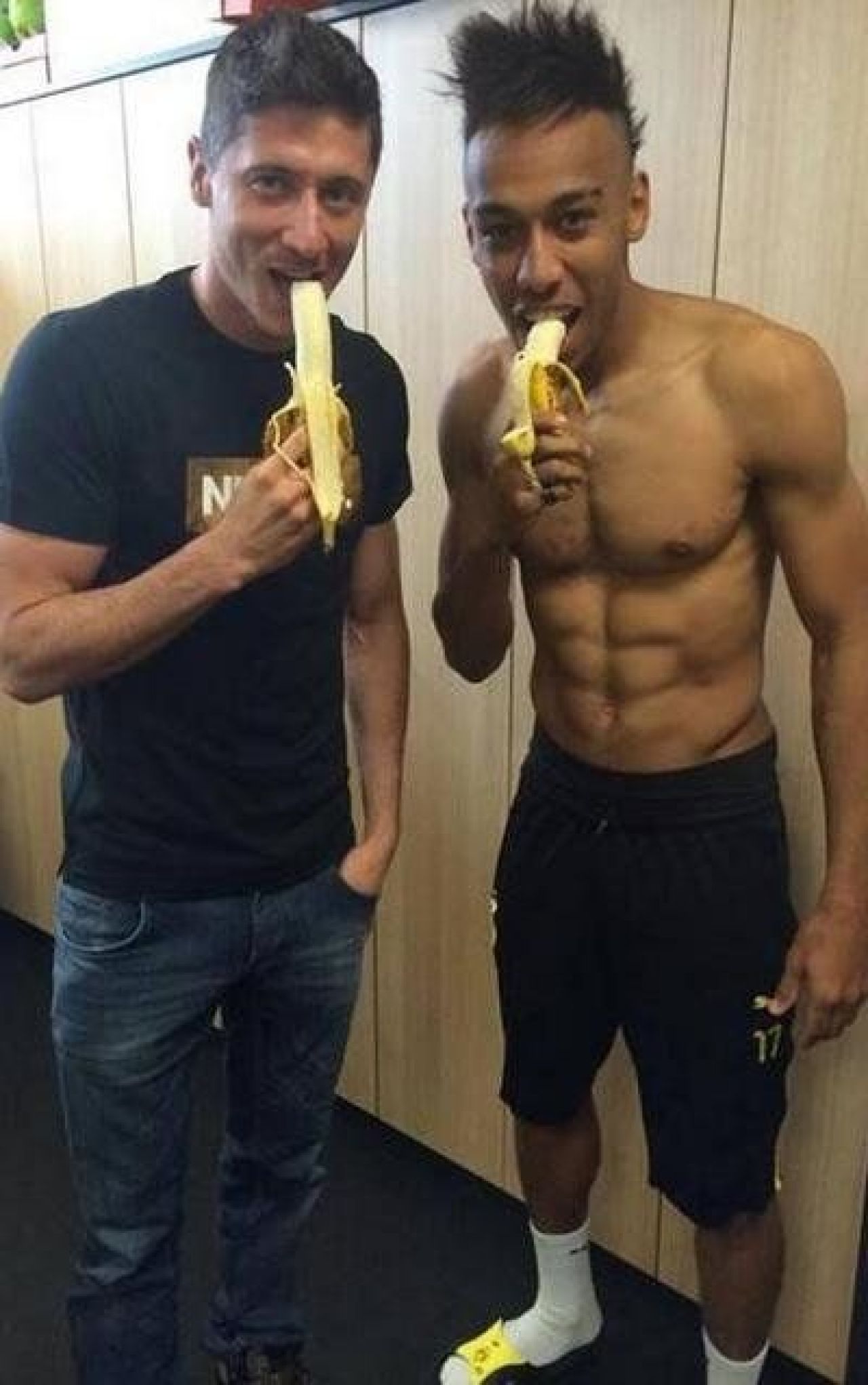FOTO Campanie FARA PRECEDENT de sustinere pentru Dani Alves! Reactii pe toata planeta dupa atacul cu banane!_21