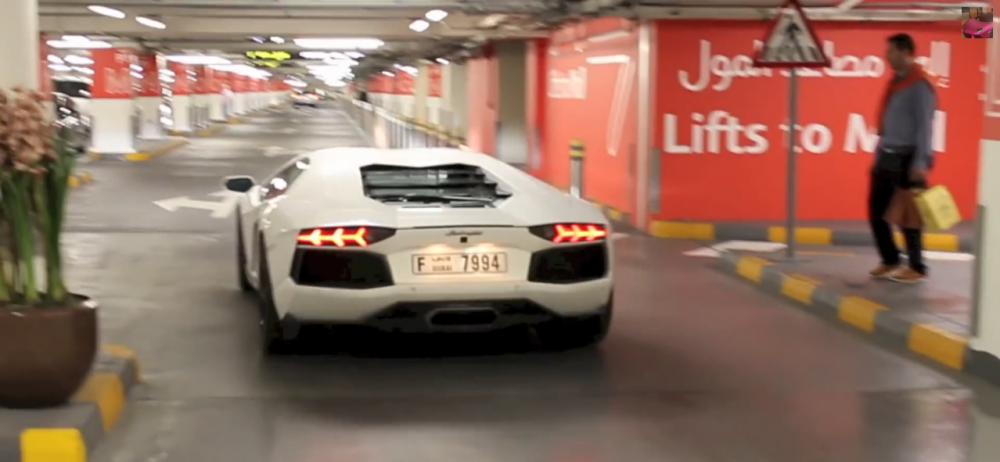 Scene geniale intr-o parcare din Dubai! Cum parcheaza acest sofer cu Lamborghini este IN-CRE-DI-BIL! VIDEO