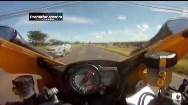Un motociclist s-a trezit la 300 de km/h cu un musafir nepoftit pe ghidon! VIDEO