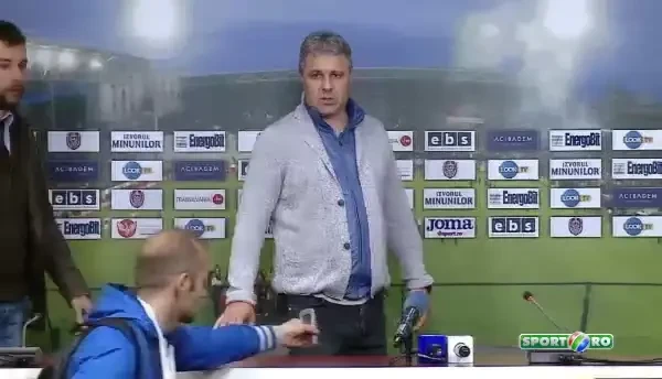 Veniti mai aproape, m-am dat cu spray! :)) Faza DEMENTIALA la conferinta lui Sumudica! Ce a facut in fata jurnalistilor