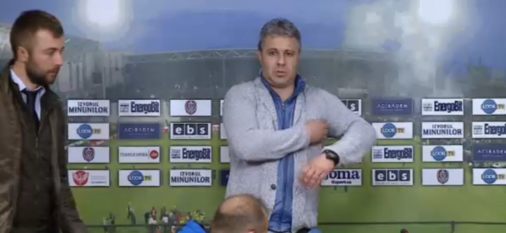 VIDEO: Veniti mai aproape, m-am dat cu deodorant! :)) Faza DEMENTIALA la conferinta lui Sumudica! Ce a facut in fata jurnalistilor