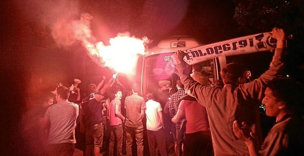 Contra, primit ca un ZEU la Madrid dupa egalul cu Barcelona! Fanii au inconjurat autocarul si au inceput sa-i cante asta. VIDEO