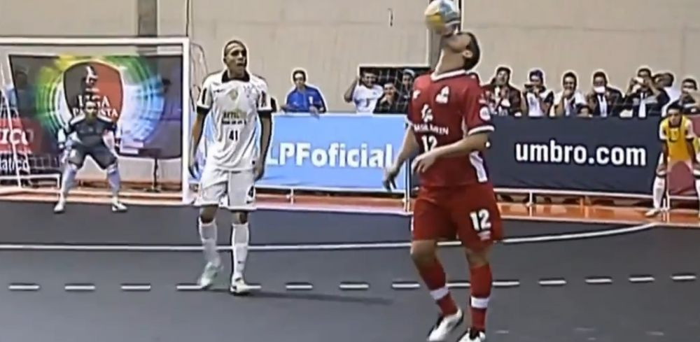 Asta nu-i fotbal, e ARTA! Falcao si-a umilit adversarii: a pupat mingea, s-a legat la sireturi si a inscris din foarfeca VIDEO