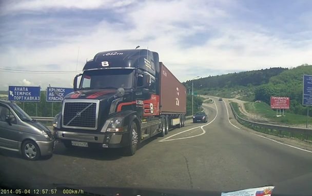 Cum opresti 36 de tone intr-o secunda! Sistemul de franare conceput de Volvo si un clip viral pe internet: Mi-a inghetat sangele