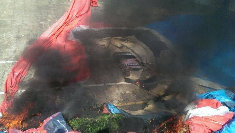 IMAGINI INCREDIBILE in Romania! Fanii lui Dinamo AU ARS bannerul Stelei cu Lacatus de la derby! Vezi cum arata! FOTO AICI&nbsp;