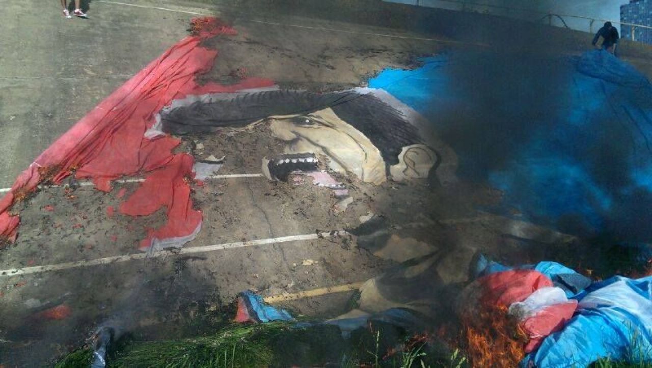 IMAGINI INCREDIBILE in Romania! Fanii lui Dinamo AU ARS bannerul Stelei cu Lacatus de la derby! Vezi cum arata! FOTO AICI _3