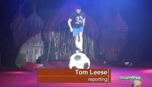 Crezi ca stii sa jonglezi cu mingea? Ce face omul asta e cu adevarat IREAL! Cum a batut un record mondial cu mingea de fotbal