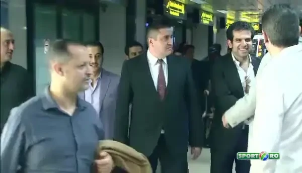 VIDEO El e seicul care a venit sa cumpere Rapidul! Printul Yemenului, asteptat de Zamfir pe aeroport: Am venit pentru Rapid!