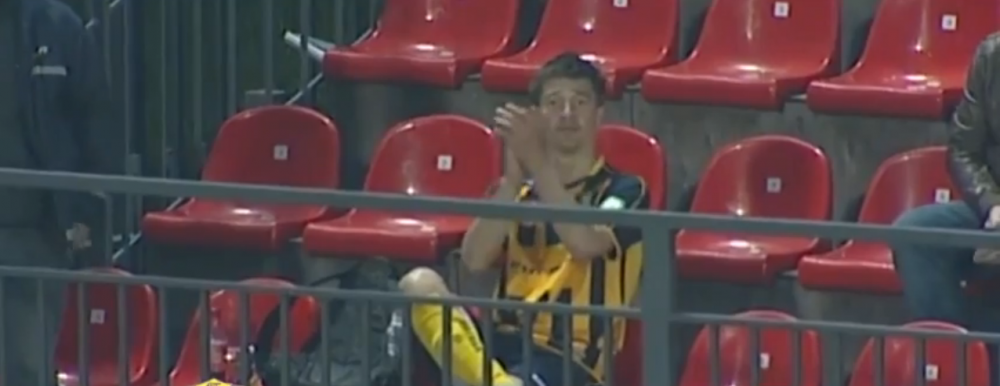 Forever alone celebration! :) Nu l-a aplaudat nimeni la gol, asa ca s-a urcat in tribuna si a facut-o singur, intr-un mod original