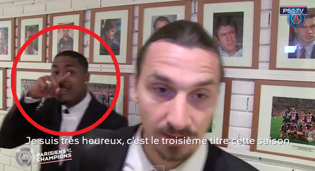 Zlatan, luat la misto IN DIRECT! S-a dus in spatele lui si a facut semnul lui PINOCHIO: Norocul lui ca nu l-a vazut :)