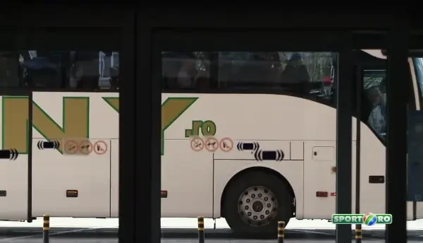 NEBUNIE pe aeroport! Stelistii nu se mai satura de DISTRACTIE. Ce au facut pana sa le vina avionul :)