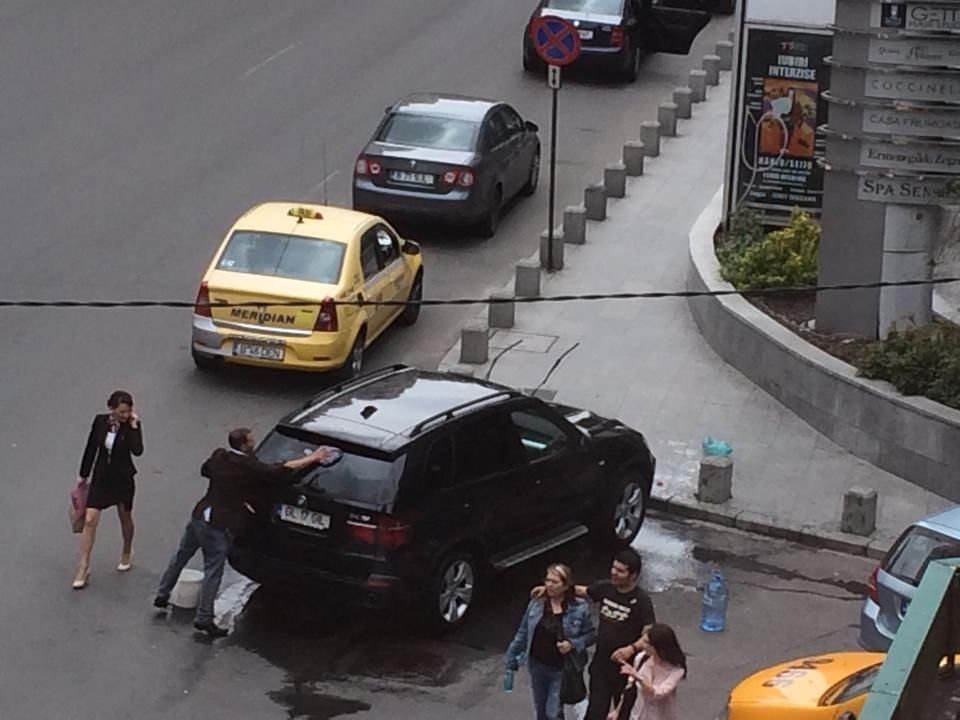 TARAN de Bucuresti! Ce s-a intamplat cu un BMW X5 pe Calea Victoriei! Imagini dementiale! FOTO