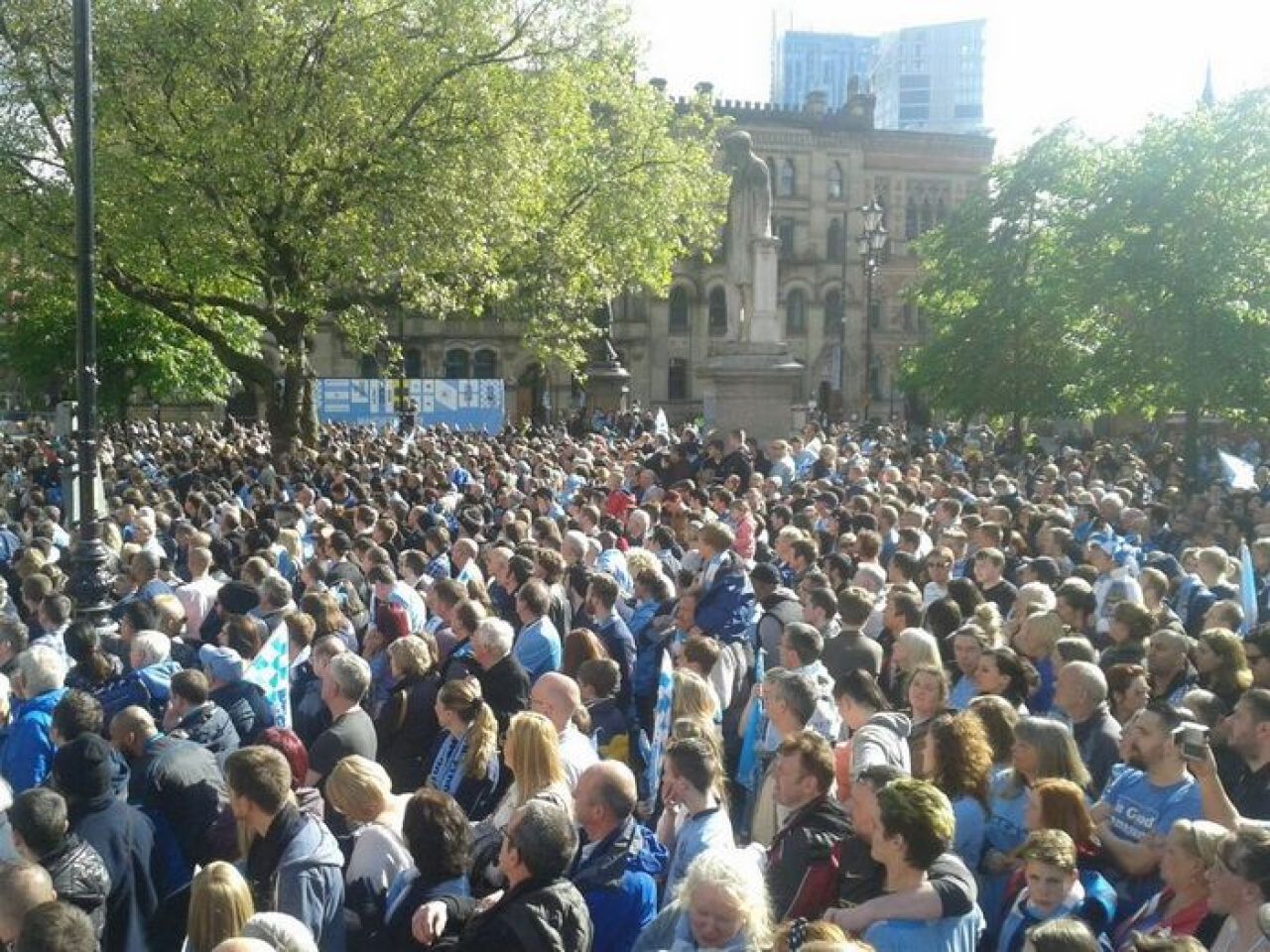 ACUM LIVE VIDEO: Pantilimonu petrece! Mii de oameni in strada pentru sarbatoarea de titlu a lui Manchester City! FOTO&VIDEO_3