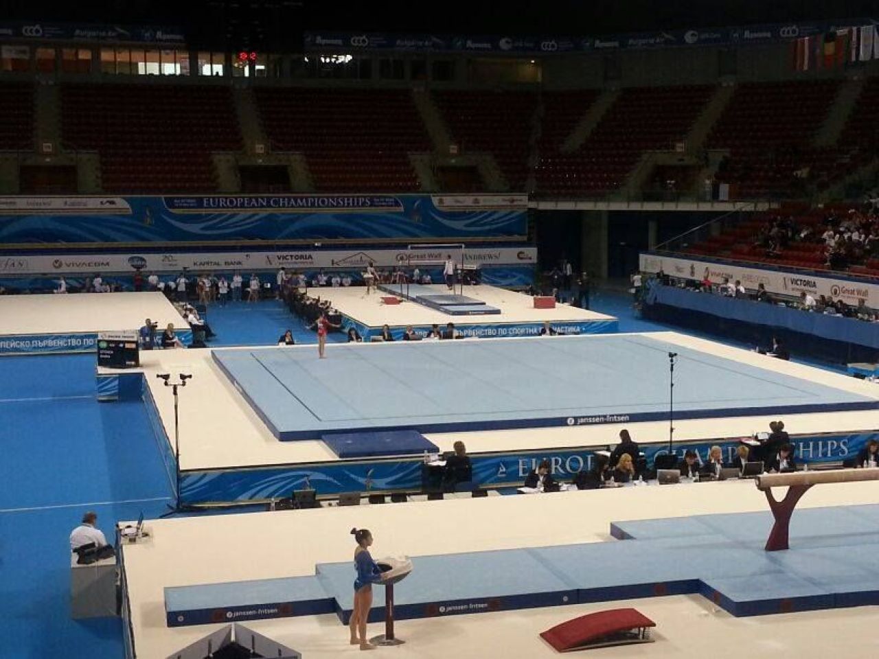 FOTO & VIDEO A inceput Europeanul de gimnastica! Romancele au facut deja SHOW in tribune! Imagini de la Sofia_4