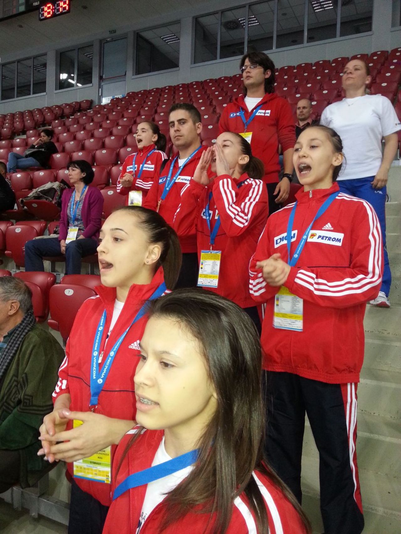 FOTO & VIDEO A inceput Europeanul de gimnastica! Romancele au facut deja SHOW in tribune! Imagini de la Sofia_8