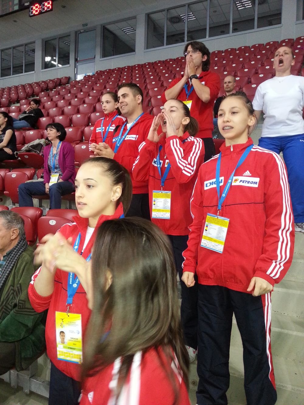 FOTO & VIDEO A inceput Europeanul de gimnastica! Romancele au facut deja SHOW in tribune! Imagini de la Sofia_9