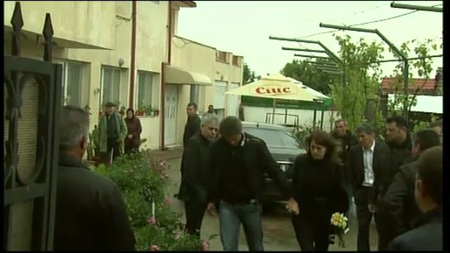 Si-a dus copilul la fotbal si l-a facut capitanul Romaniei, Barcei si Craiovei. Gica Popescu a ajuns la inmormantarea tatalui sau_2