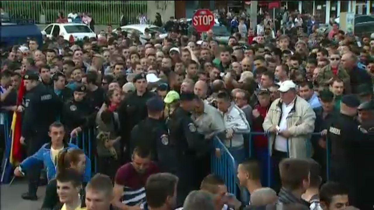 Imagini incredibile la un meci de Liga I! Tot orasul a incercat sa intre pe stadion. Ce s-a intamplat. VIDEO_3