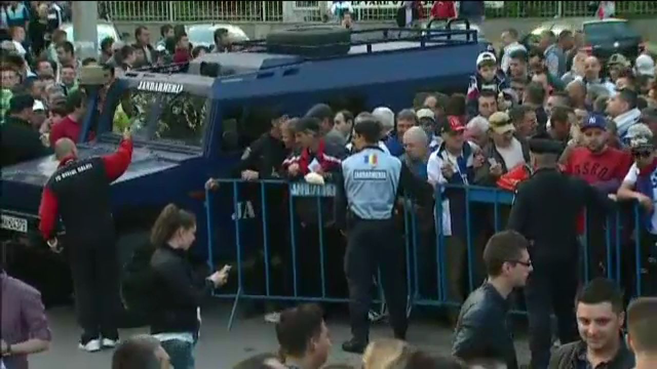 Imagini incredibile la un meci de Liga I! Tot orasul a incercat sa intre pe stadion. Ce s-a intamplat. VIDEO_4