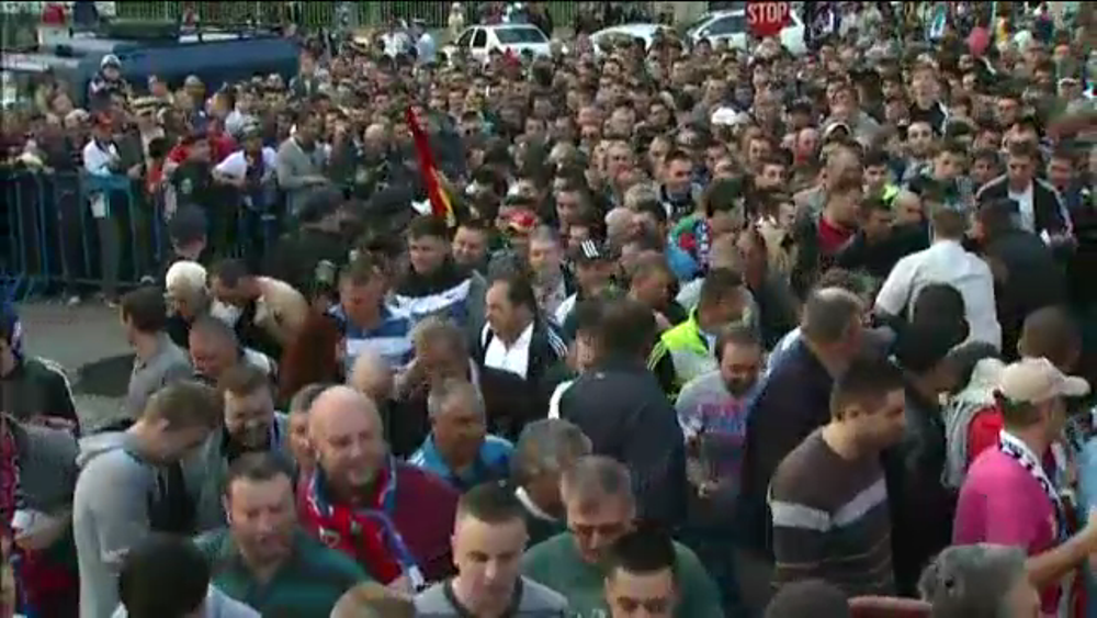 Imagini incredibile la un meci de Liga I! Tot orasul a incercat sa intre pe stadion. Ce s-a intamplat. VIDEO_6