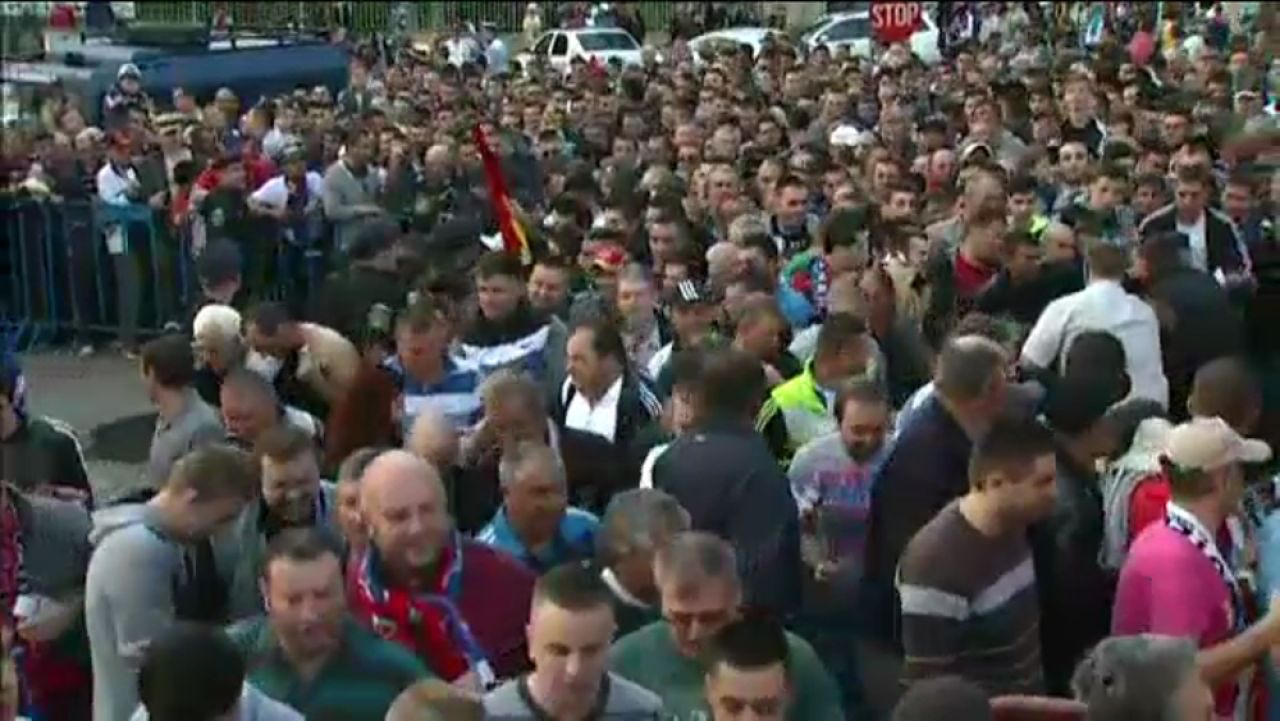 Imagini incredibile la un meci de Liga I! Tot orasul a incercat sa intre pe stadion. Ce s-a intamplat. VIDEO_6