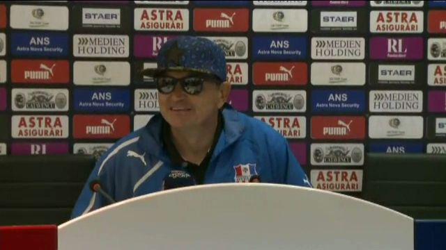 Faza geniala in Liga I la conferinta de presa! Antrenorul a venit imbracat asa si a anuntat:
