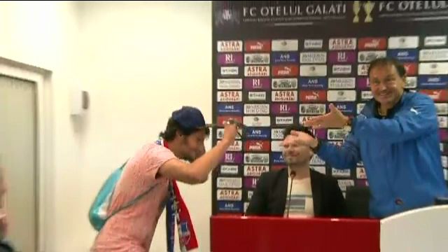 Faza geniala in Liga I la conferinta de presa! Antrenorul a venit imbracat asa si a anuntat: