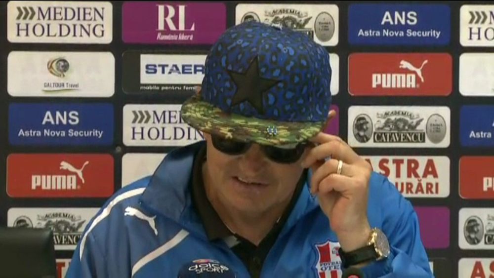 Faza geniala in Liga I la conferinta de presa! Antrenorul a venit imbracat asa si a anuntat:
