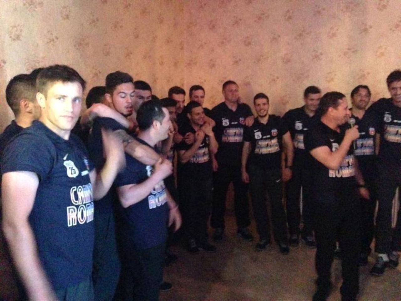 Si-au pus tricourile de campioni, Reghe a facut SHOW la microfon! Imagini de la petrecerea nebuna a stelistilor de azi noapte_2