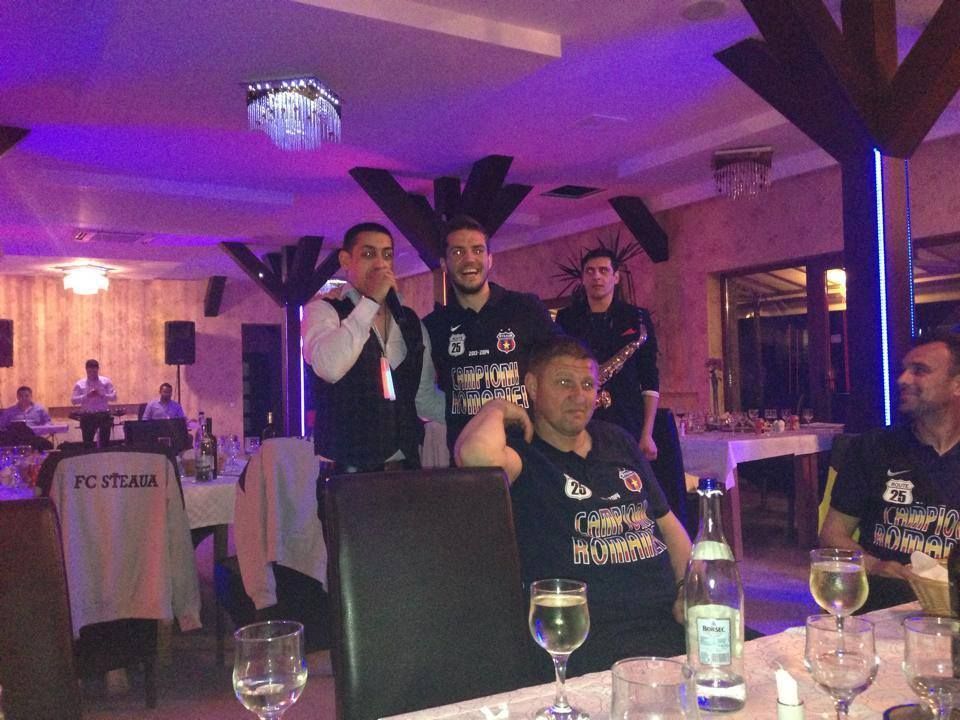 Si-au pus tricourile de campioni, Reghe a facut SHOW la microfon! Imagini de la petrecerea nebuna a stelistilor de azi noapte_6