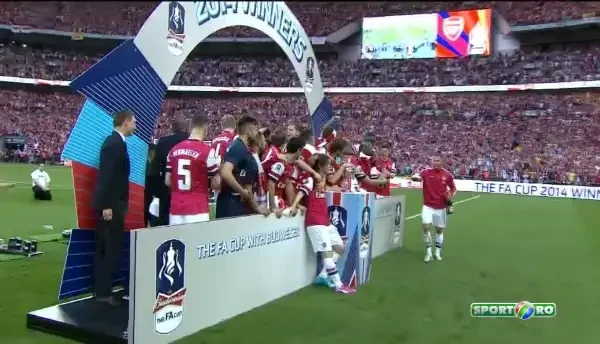 Super imagini! Ce i-au facut jucatorii lui Arsenal lui Wenger dupa ce au cucerit Cupa Angliei