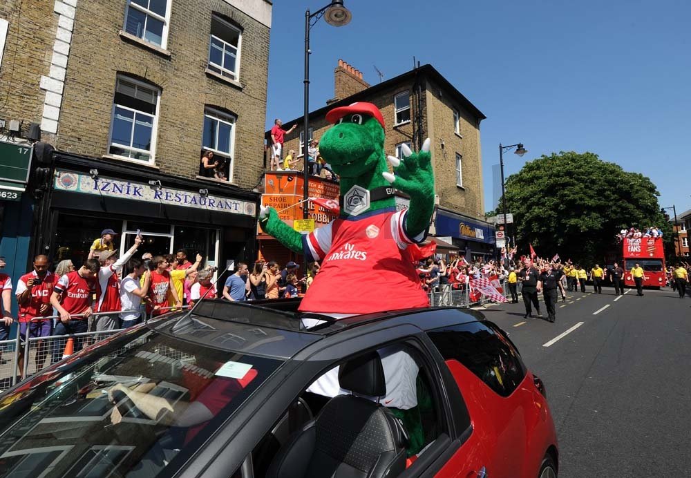 SARBATOARE in Londra! Fanii lui Arsenal au iesit pe strada dupa victoria din Cupa! Cele mai tari imagini de la petrecere VIDEO_3