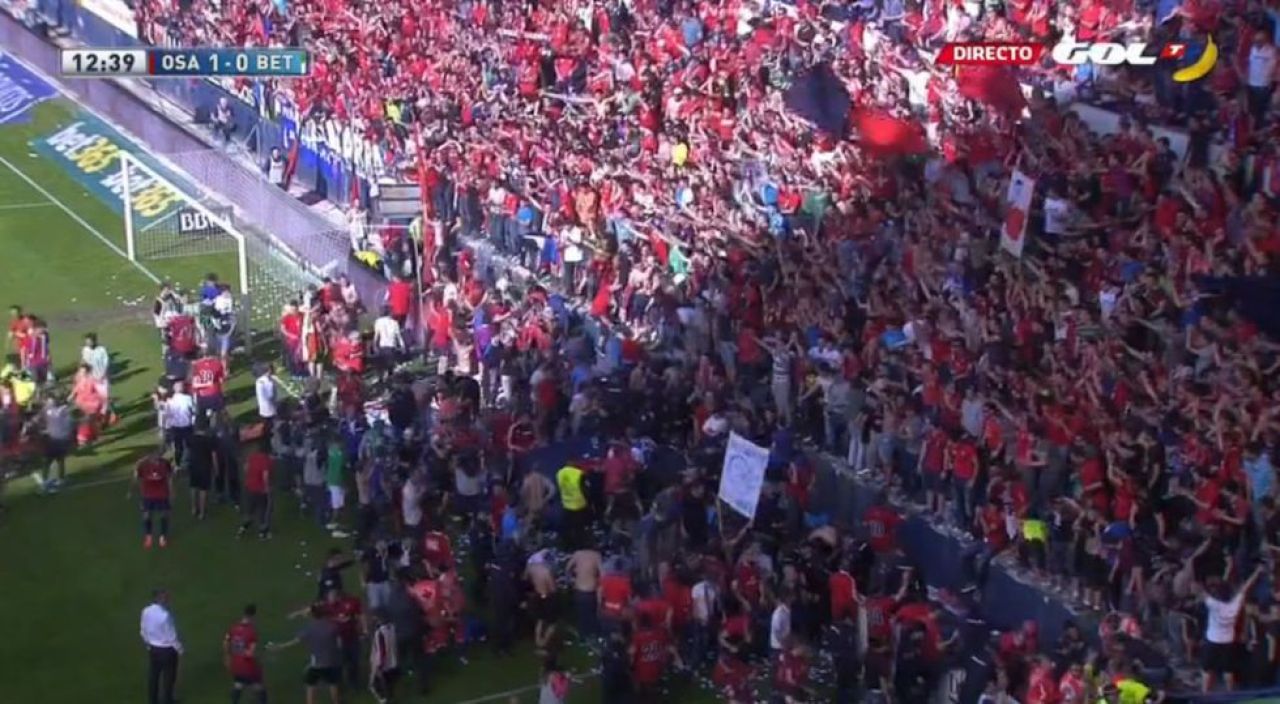 Scene HORROR pe stadion! Gardul a cazut dupa gol, zeci de fani sunt raniti! Jucatorii incearca sa-i salveze alaturi de medici_1