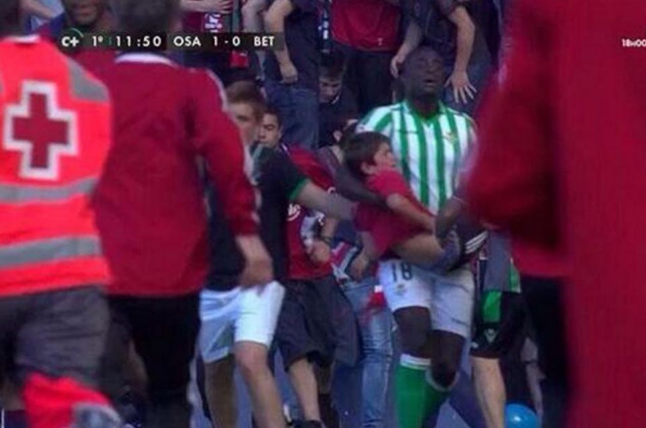 Scene HORROR pe stadion! Gardul a cazut dupa gol, zeci de fani sunt raniti! Jucatorii incearca sa-i salveze alaturi de medici_2
