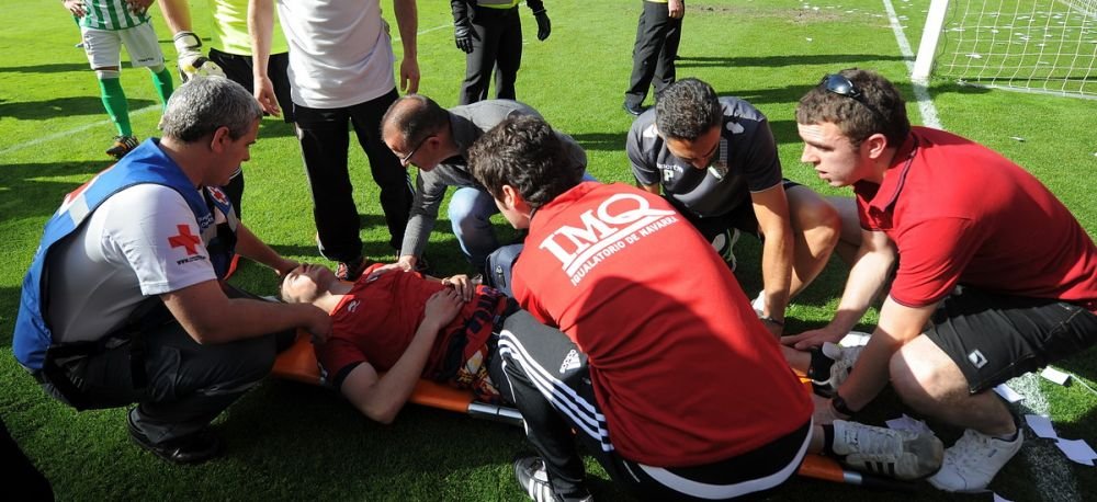 Scene HORROR pe stadion! Gardul a cazut dupa gol, zeci de fani sunt raniti! Jucatorii incearca sa-i salveze alaturi de medici_3