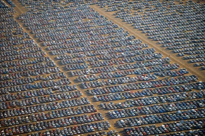 FOTO Imaginea CRIZEI in industria auto! Sute de mii de masini noi, ABANDONATE pe camp!_16
