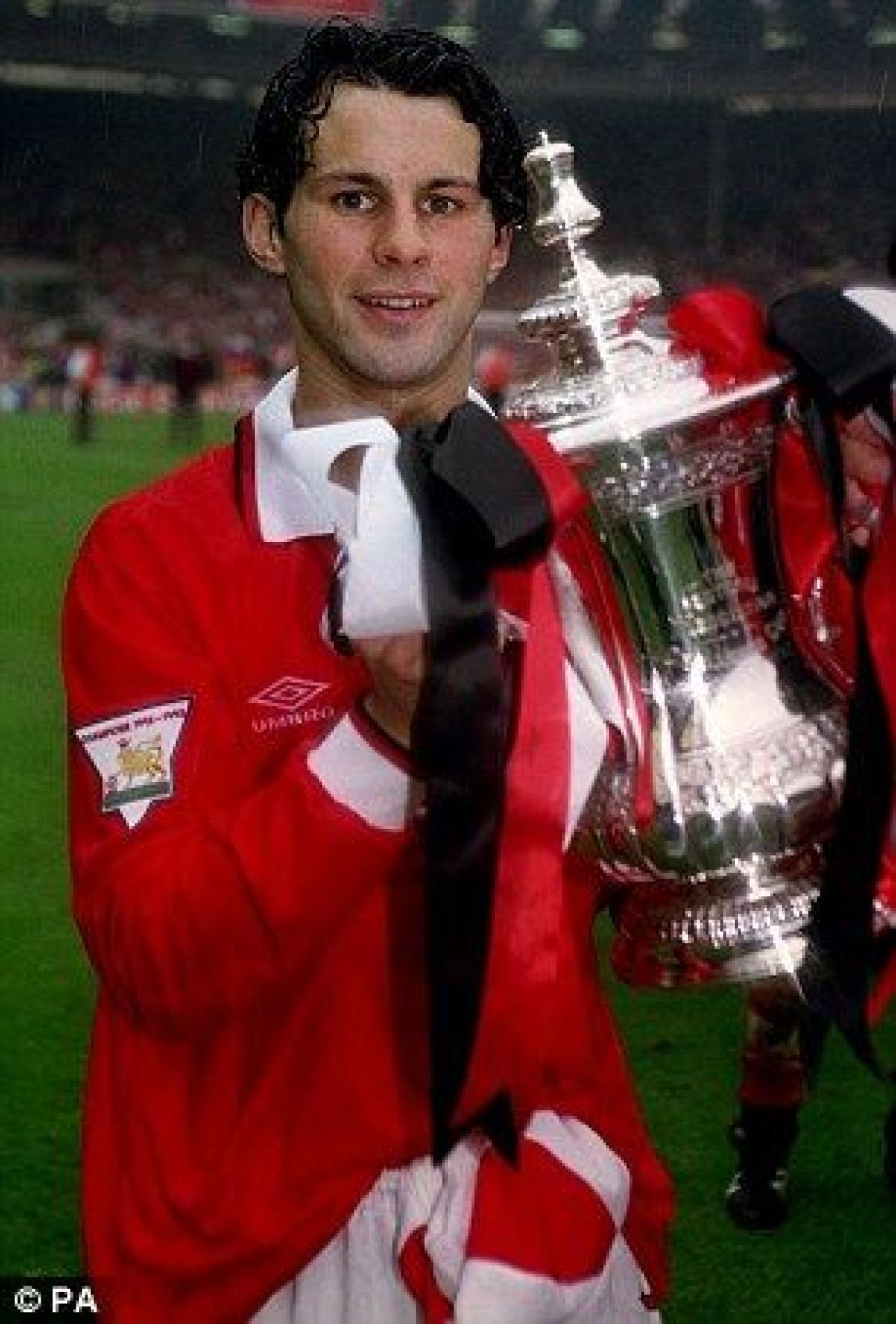 La 40 de ani, Ryan Giggs se retrage de pe teren! Scrisoare EMOTIONANTA de adio catre fanii lui United: