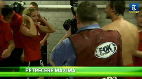 Sarbatoare FABULOASA! Au adus majorete in vestiar! Cum s-au distrat acesti jucatori dupa promovare VIDEO