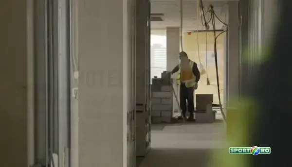 Surpriza de proportii pentru muncitorii unui santier! Cele mai mari LEGENDE din fotbalul englez au jucat fotbal cu ei pe acoperis!