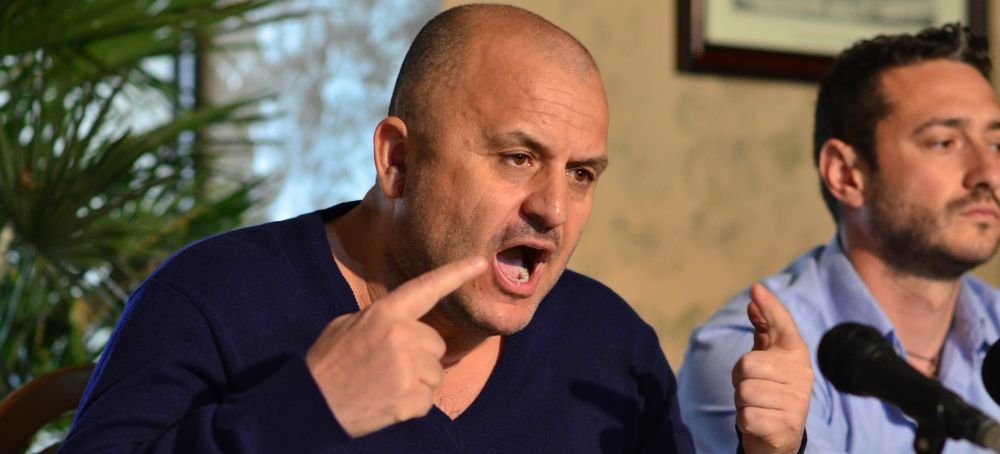 Nebunie in Banie , serialul cu mai multe episoade decat Tanar si nelinistit :) Mititelu si-a facut echipa si vrea loc in Liga 2
