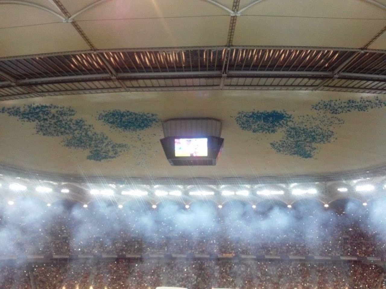 Au dat drumul la 16.000 de baloane pe National Arena dar nu se asteptau la urmarea asta! Ce s-a intamplat cu ele :) FOTO_3