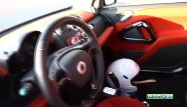 VIDEO Liniuta cu final neasteptat! Cine a castigat cursa dintre un Mustang si un Smart