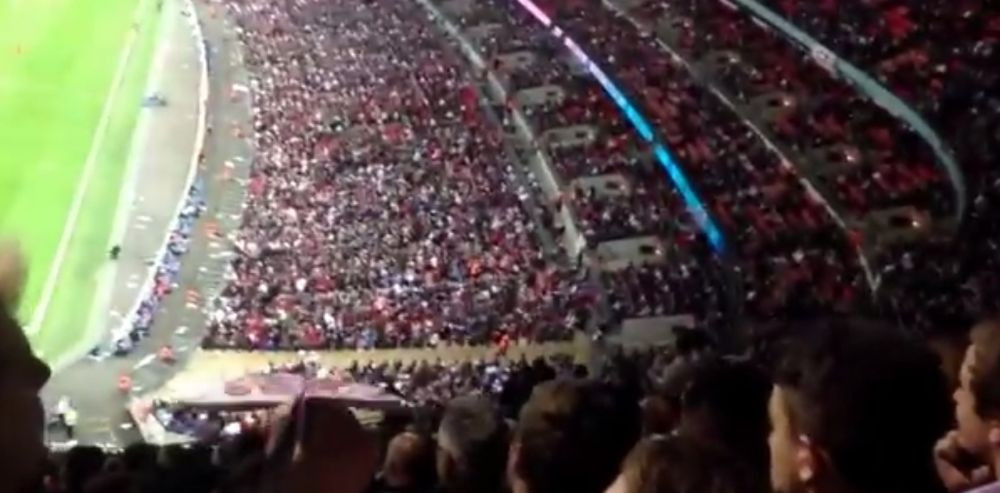 Faza anului intr-un meci de fotbal! A aruncat un avion de hartie din tribune! Nu ar fi crezut niciodata ca asa ceva se va intampla