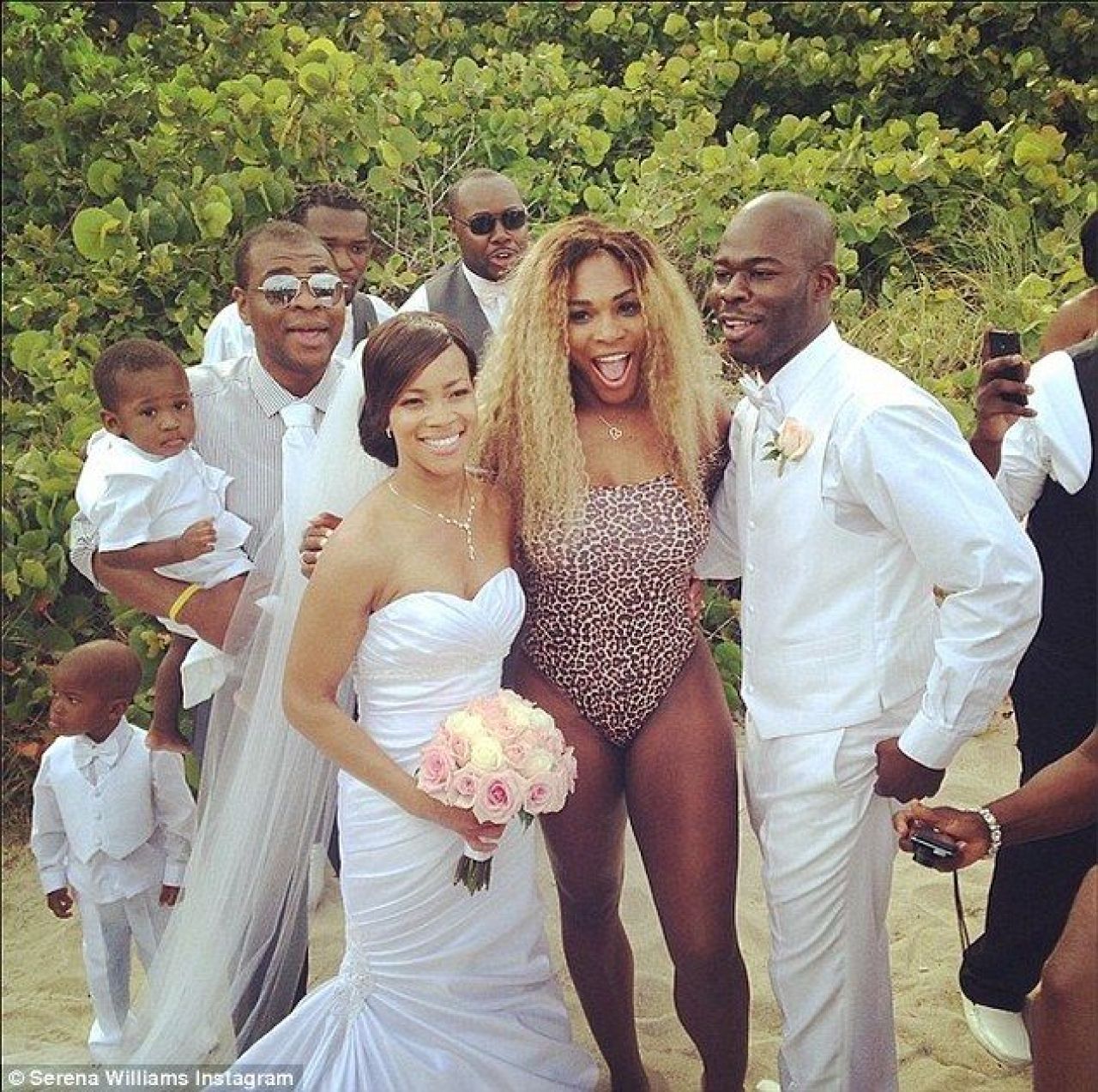 Fotografia de nunta distrusa de Serena Williams. Cum a aparut imbracata intre mire si mireasa. SUPER FOTO_1