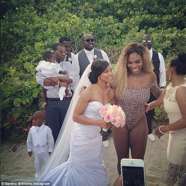 Fotografia de nunta distrusa de Serena Williams. Cum a aparut imbracata intre mire si mireasa. SUPER FOTO_2