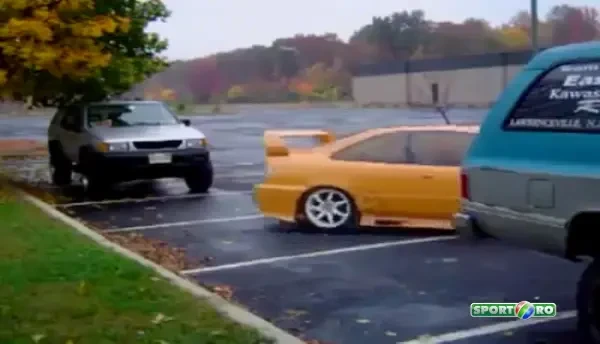 Parcare absolut geniala! Trebuie sa ai talent sa faci asa ceva, si o frana de mana foarte buna :) VIDEO