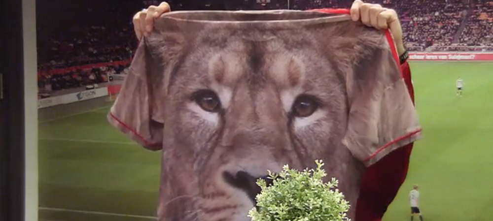 Frank de Boer a facut o criza de nervi cand a aflat ca acesta va fi noul echipament al lui Ajax pentru sezonul viitor! VIDEO_2