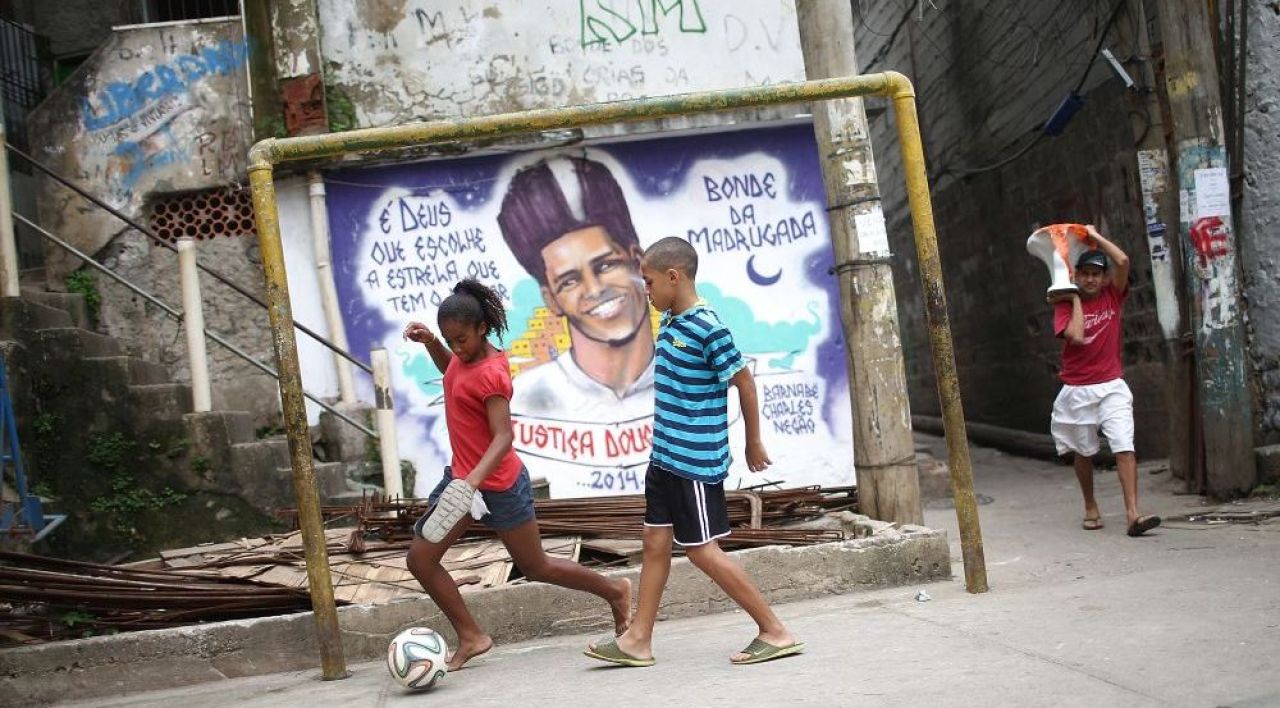 Dani Alves aduna pepeni, Dante si-a vandut playstation-ul ca sa joace fotbal! Povestile impresionante ale saracilor deveniti regi_4