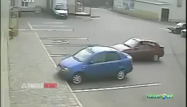 Parcatul, sport extrem! Ce face aceasta soferita intr-o parcare GOALA e incredibil! VIDEO :))